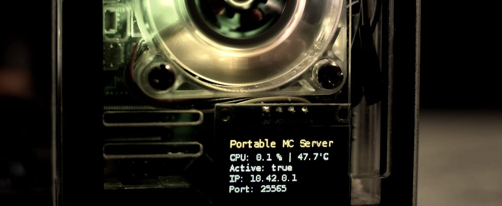 Raspberry Pi 5 with a case and a screen showing the Minecraft Server data